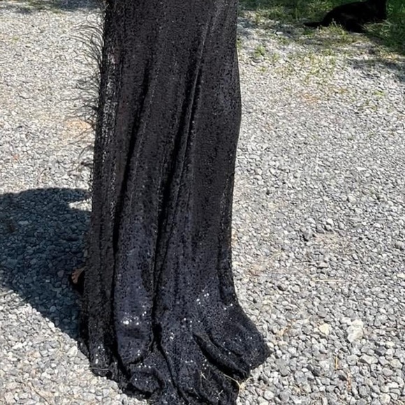 Elegant Black Sequin Evening Dress - Picture 4 of 8